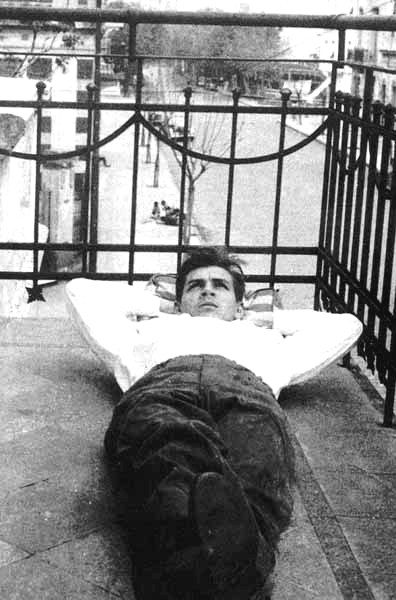 Jovem Ernesto Guevara deitado na sacada da casa da família em Buenos Aires.