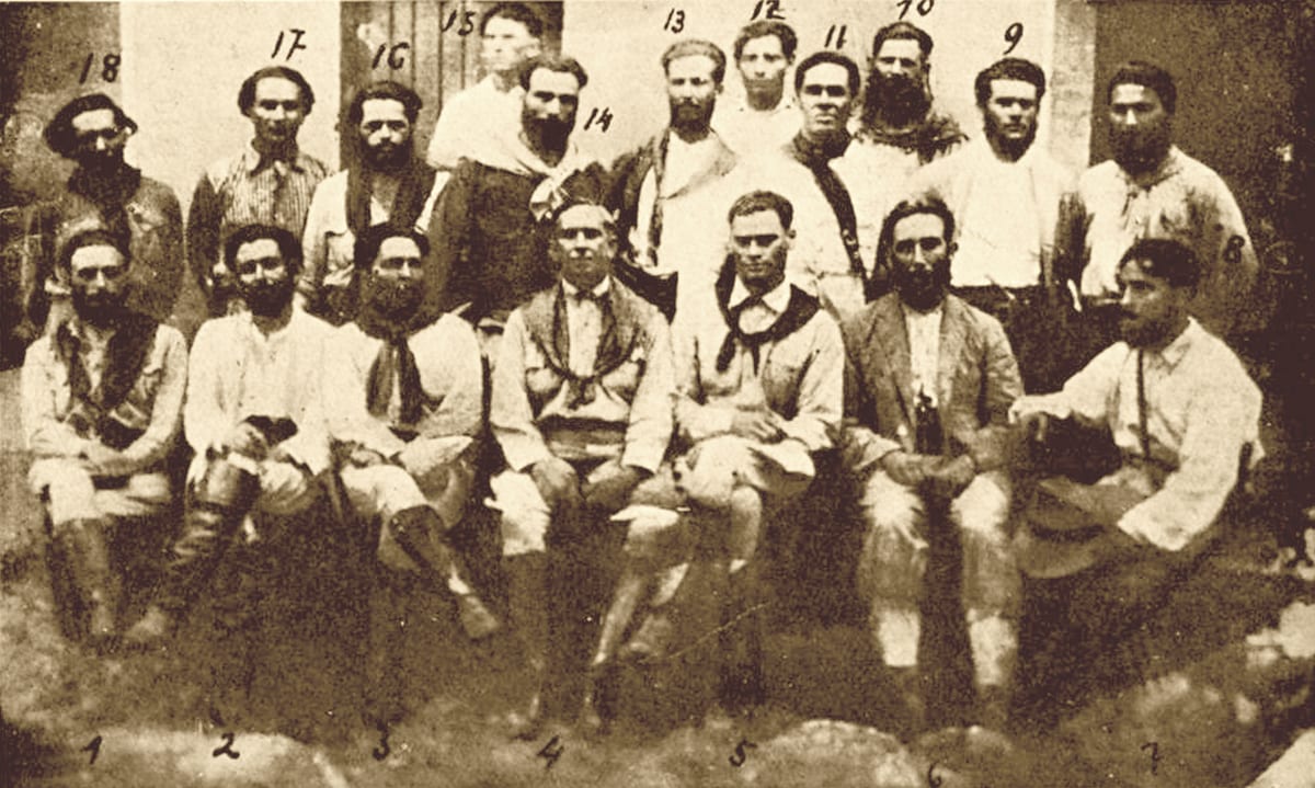 Fotografia de grupo de cerca de dezoito homens, chefes da coluna rebelde, publicada em revista de 1927.