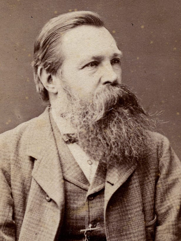 Fotografia de Friedrich Engels de meia-idade, com barba cheia, em traje formal.
