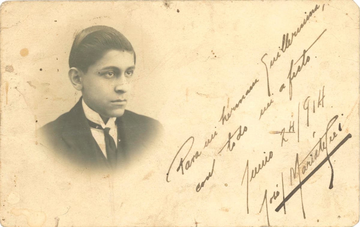 Cartão-postal fotográfico com o rosto do jovem José Carlos Mariátegui e dedicatória manuscrita.