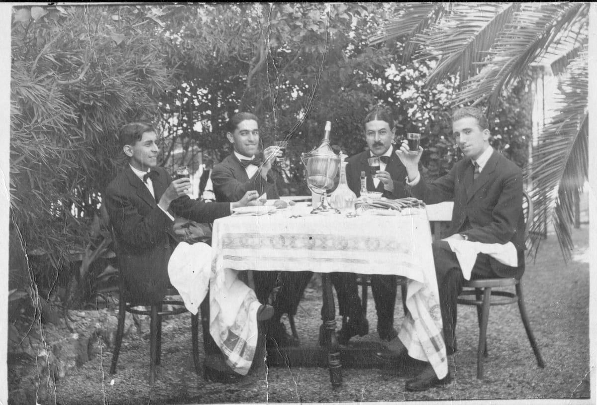 Fotografia em preto e branco de quatro homens sentados à mesa de um restaurante; Mariátegui é um deles.