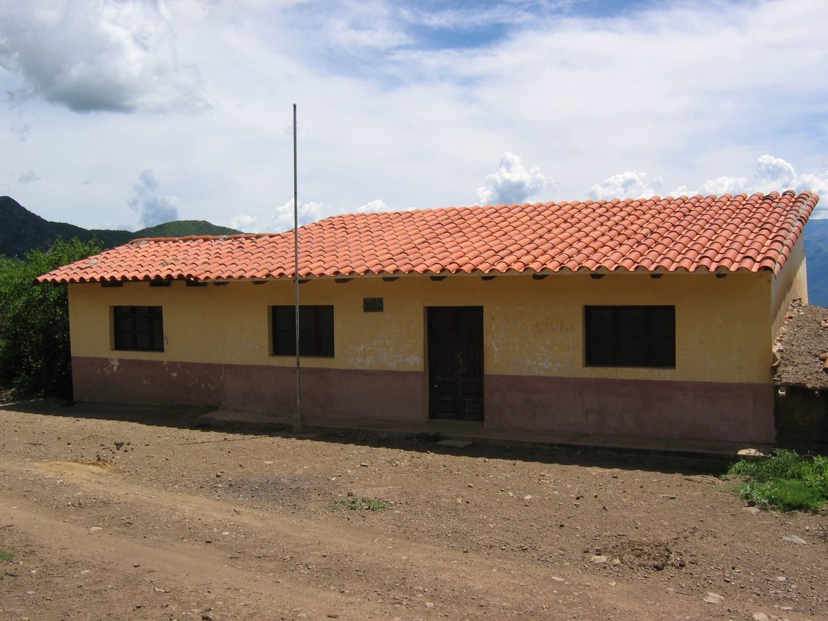 Pequena construção térrea de paredes claras, antiga escola de La Higuera, hoje museu.