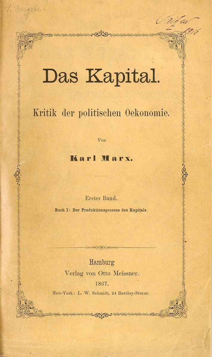 Folha de rosto amarelada com os dizeres Das Kapital. Kritik der politischen Oekonomie. Von Karl Marx. Erster Band. Hamburg, Verlag von Otto Meissner, 1867.