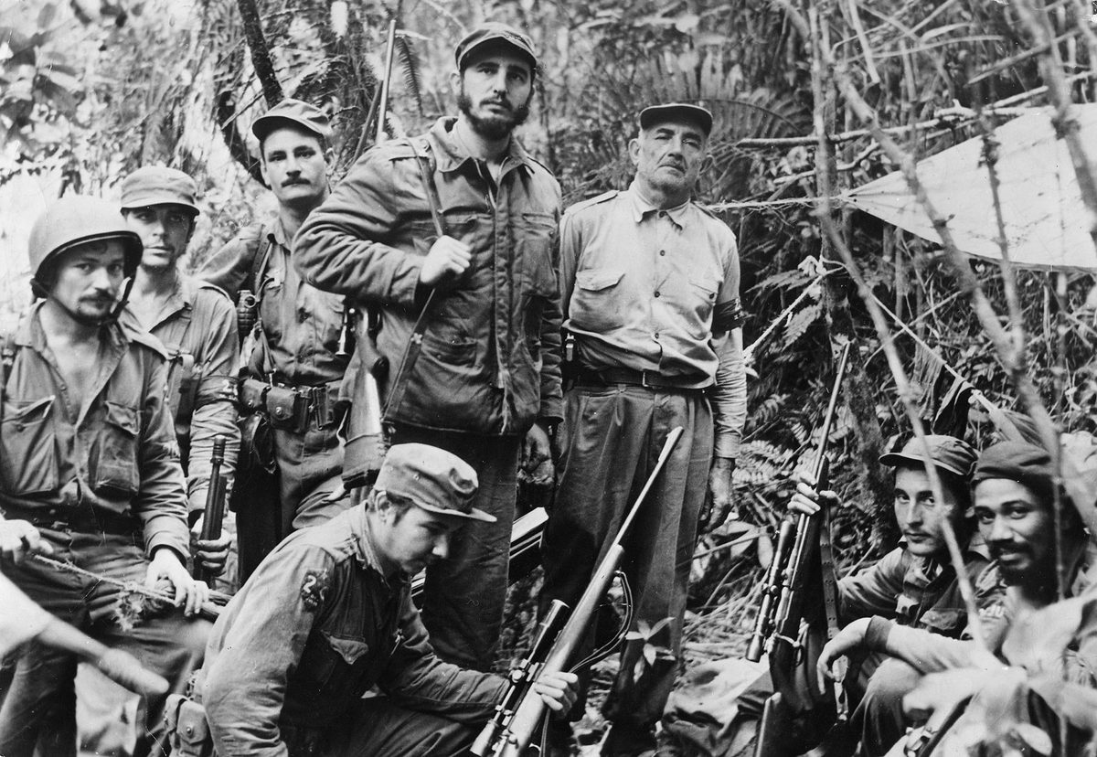Grupo de guerrilheiros armados na Sierra Maestra, entre eles Fidel Castro, Raúl Castro e Che Guevara.