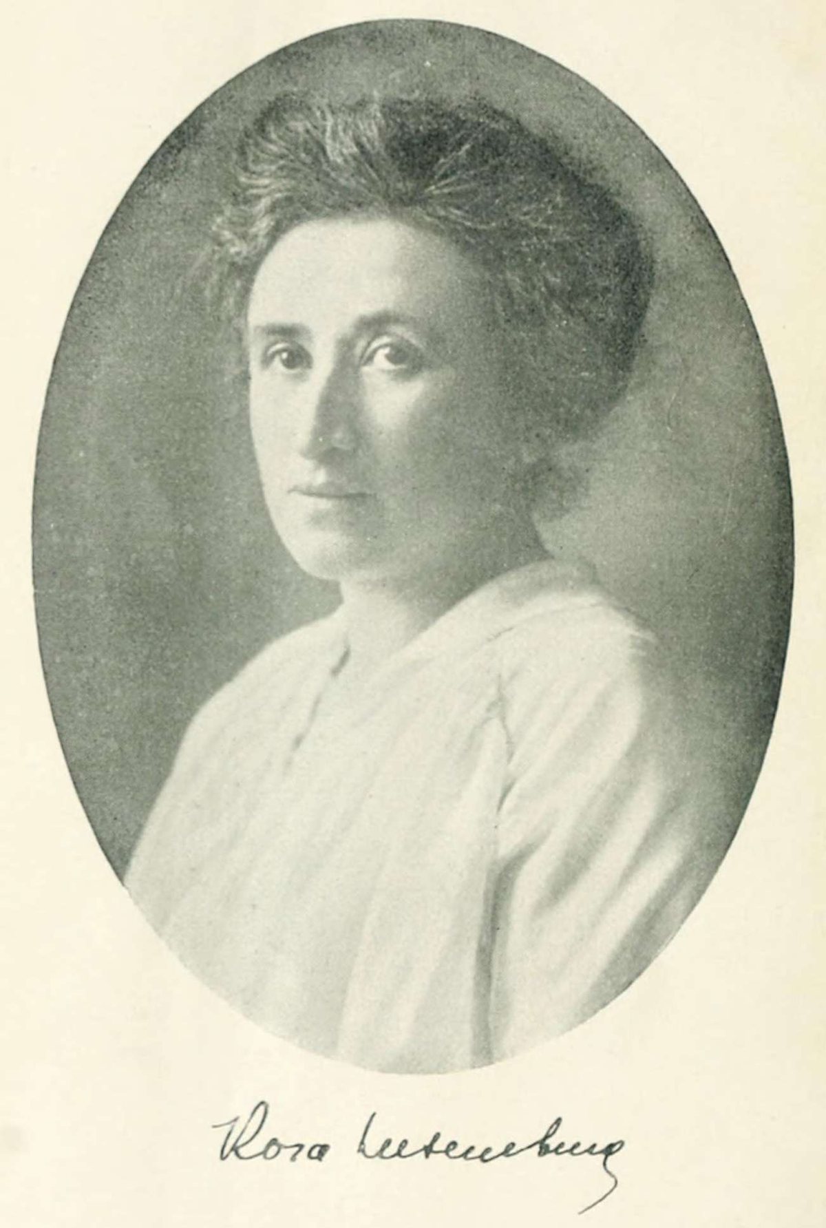 Retrato em preto e branco de Rosa Luxemburgo, de rosto e ombros.