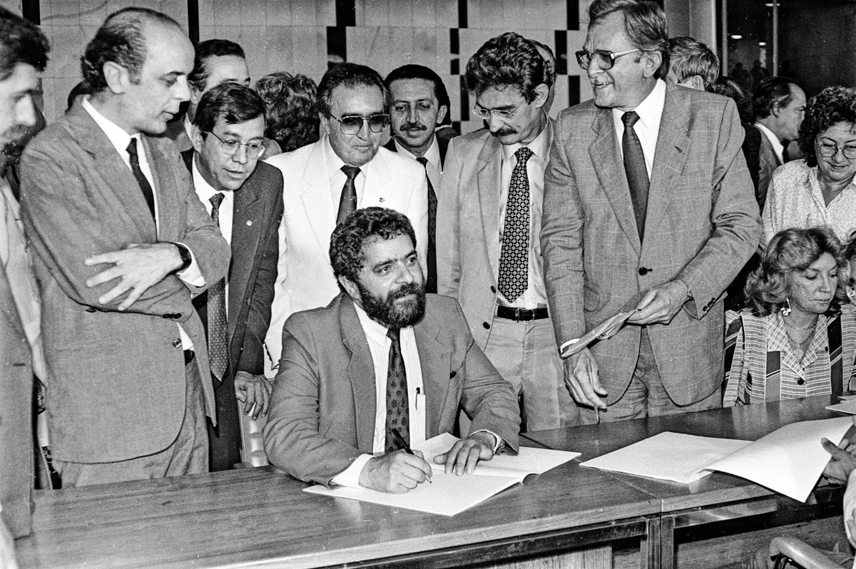 Imagem da Assembleia Nacional Constituinte publicada pela Agência Senado no Projeto História Oral, 30 anos da Constituinte (arquivo intitulado "Serra, Lula e outros na constituinte").