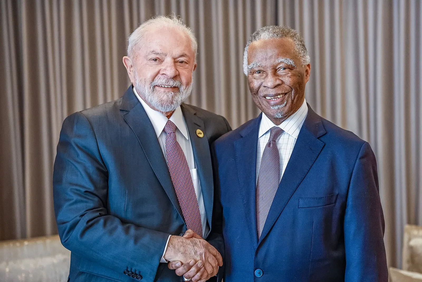Lula em encontro com o ex-presidente sul-africano Thabo Mbeki, em Joanesburgo, em 22 de agosto de 2023.