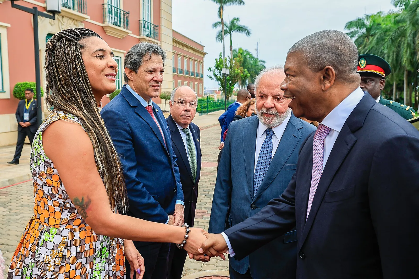 Cerimônia oficial de chegada de Lula ao Palácio Presidencial de Angola, com o presidente João Lourenço, em Luanda, em 25 de agosto de 2023.