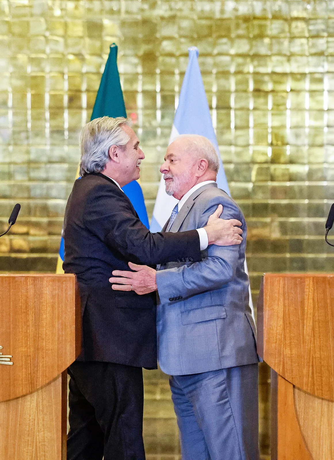 Lula em reunião com Alberto Fernández no Palácio da Alvorada, em Brasília, em 2 de maio de 2023.