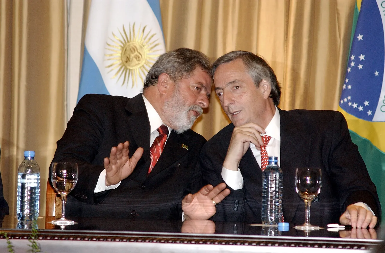 Lula conversa com Néstor Kirchner no encontro do Dia da Amizade entre Brasil e Argentina, em Puerto Iguazú, em 30 de novembro de 2005.