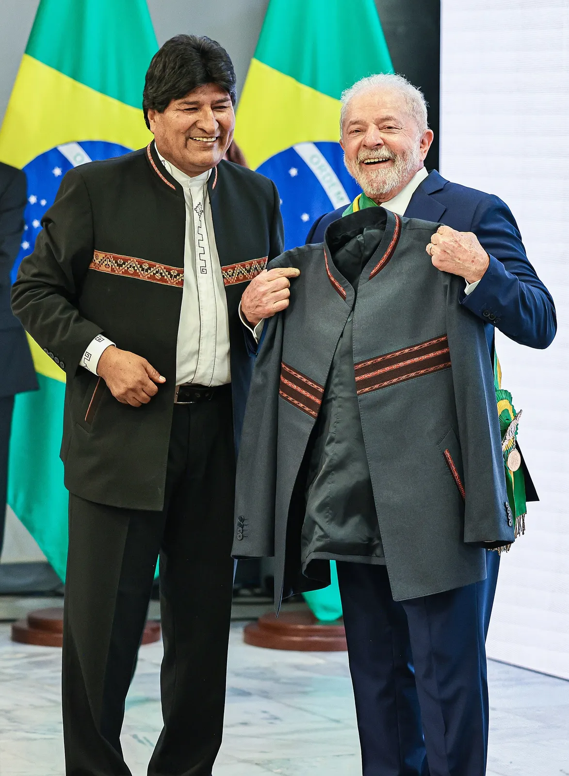 Lula recebe cumprimentos do ex-presidente da Bolívia Evo Morales no Palácio do Planalto, em 1º de janeiro de 2023.