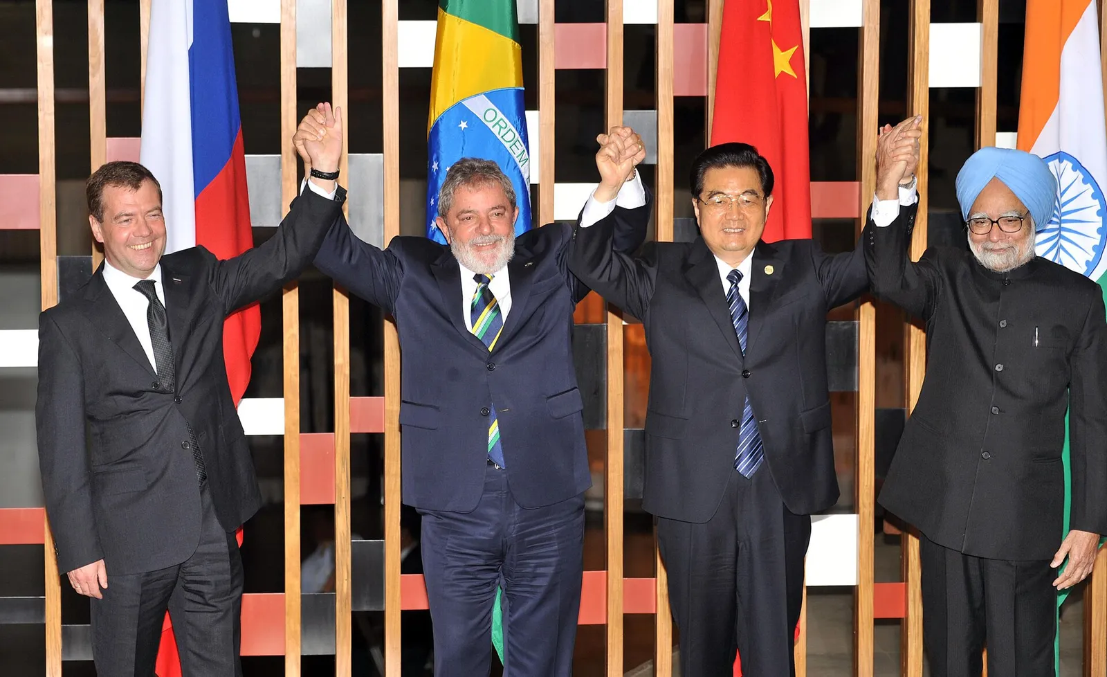 Dmitri Medvedev, Lula, Hu Jintao e Manmohan Singh na foto oficial da 2ª Cúpula do BRIC, em Brasília, em 15 de abril de 2010.