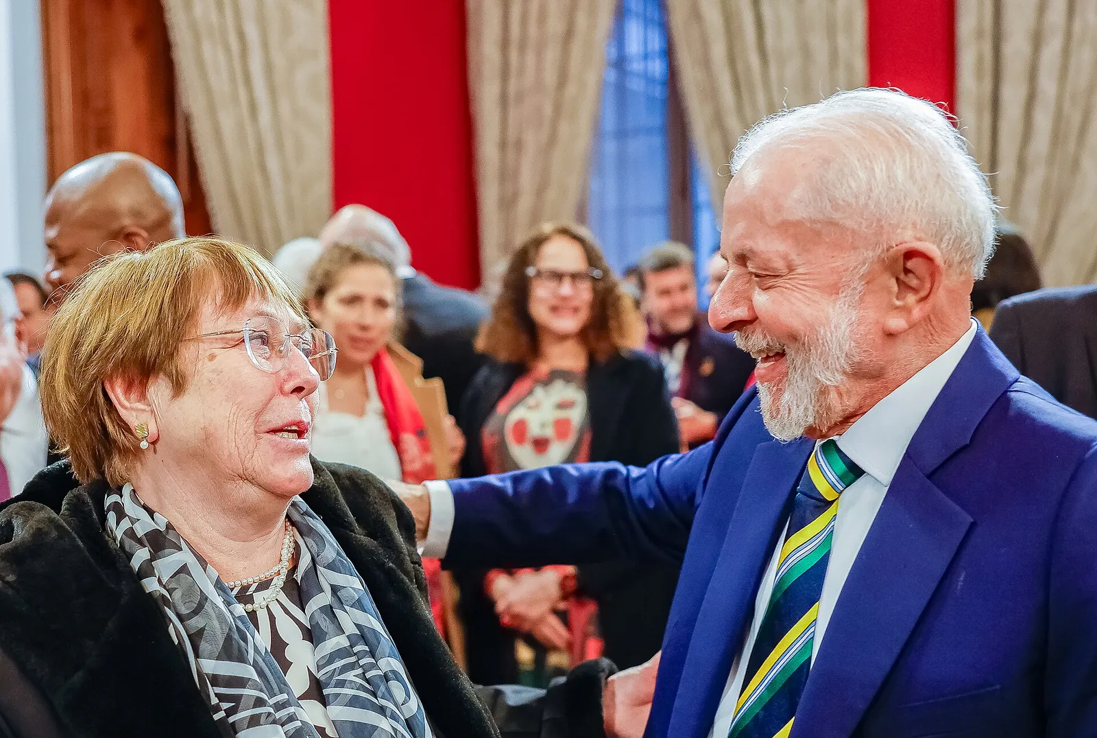 Lula e a ex-presidenta do Chile Michelle Bachelet no almoço oficial oferecido por Gabriel Boric no Palácio de La Moneda, em Santiago, em 5 de agosto de 2024.