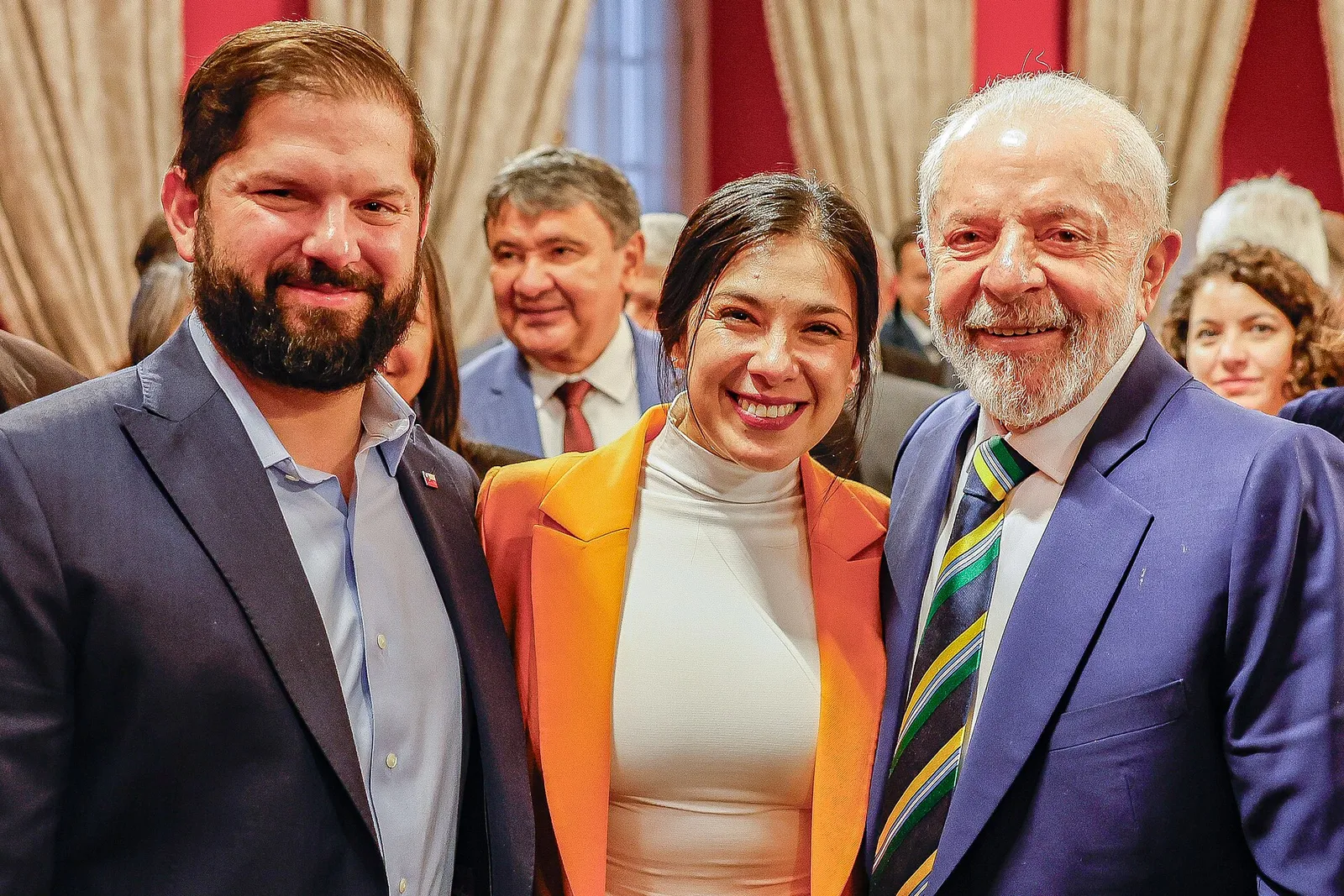 Gabriel Boric, a deputada Karol Cariola Oliva e Lula no almoço oficial no Palácio de La Moneda, em Santiago, em 5 de agosto de 2024.