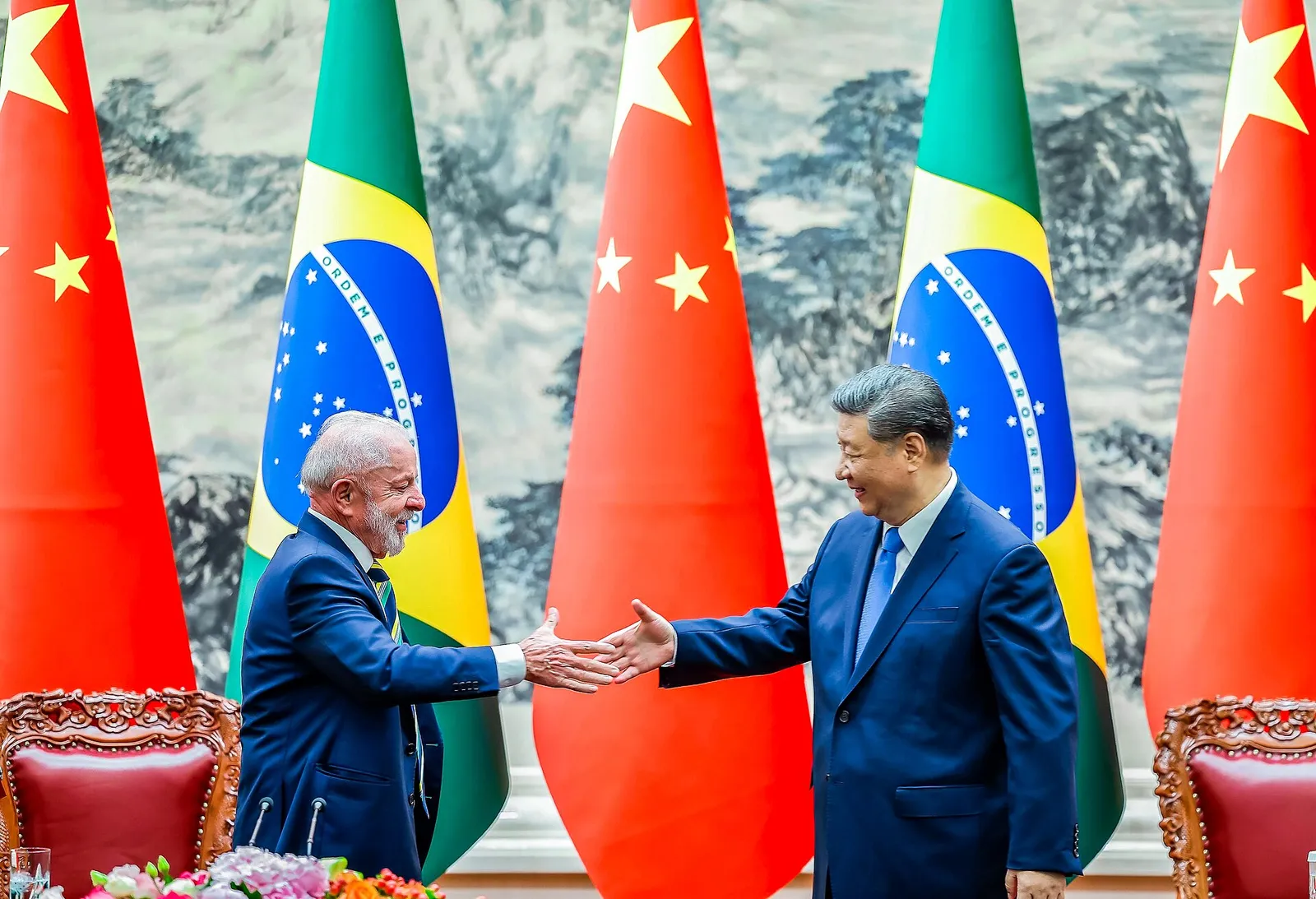 Lula e Xi Jinping na cerimônia de assinatura de atos, em Pequim, em 13 de maio de 2025.