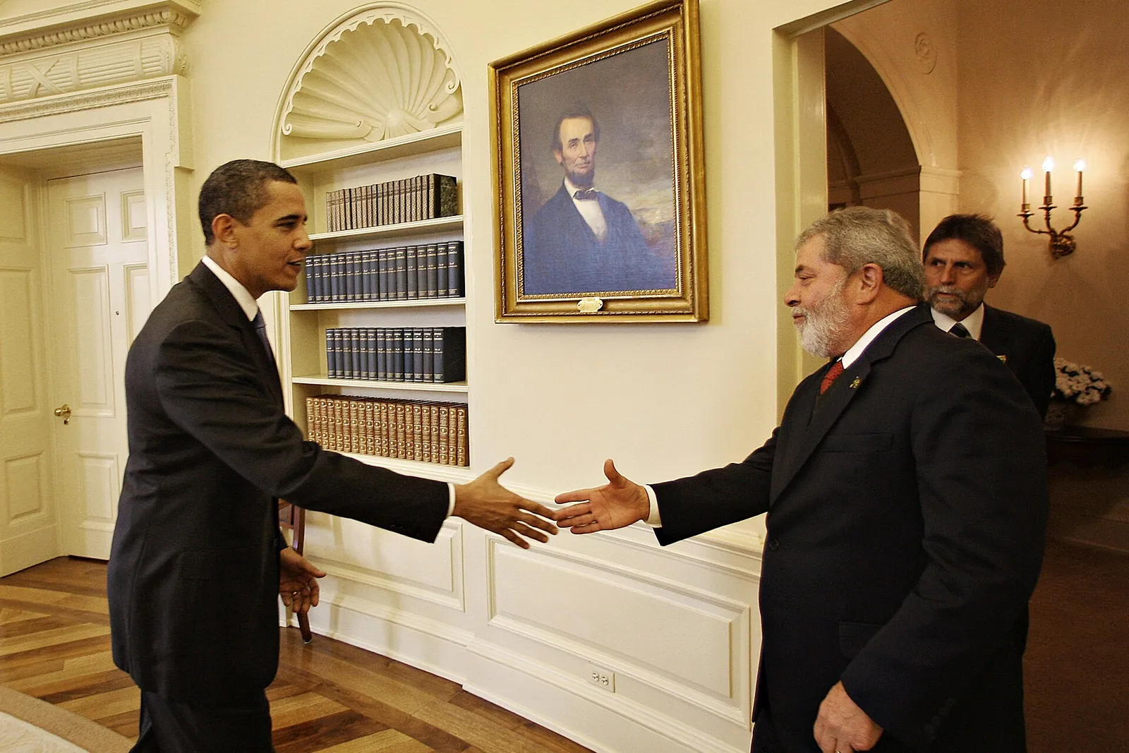 Barack Obama cumprimenta Lula durante encontro na Casa Branca, em Washington, em 14 de março de 2009.
