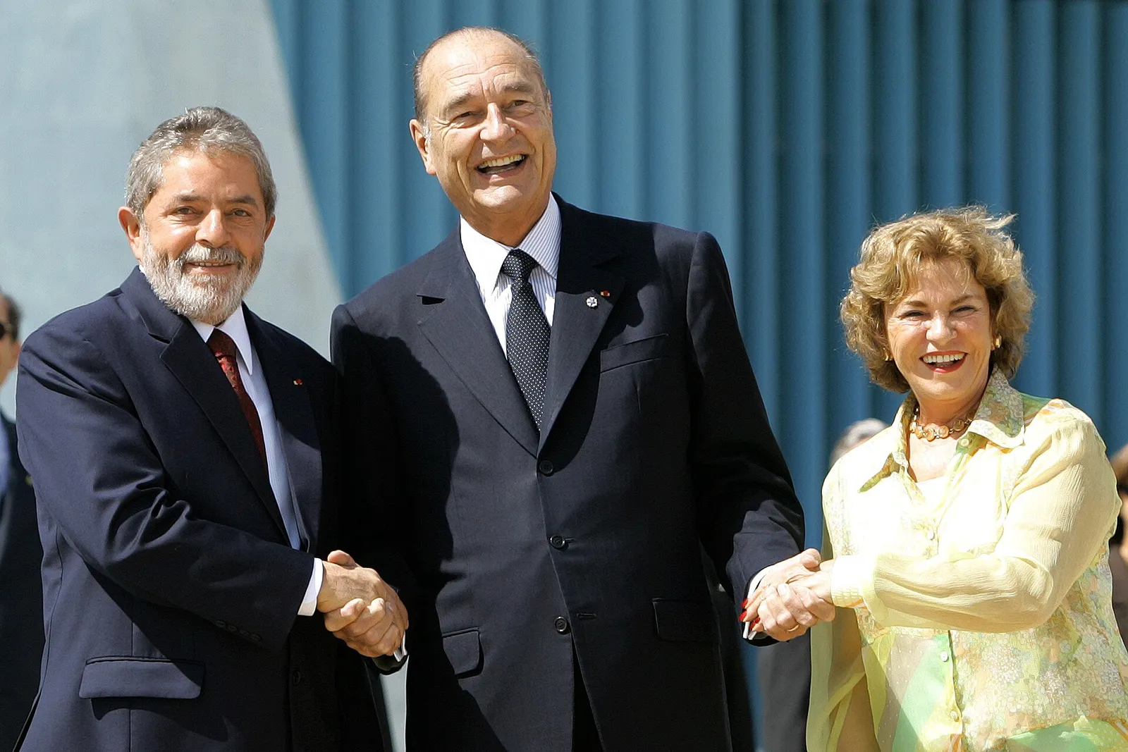 Jacques Chirac cumprimenta Lula e Marisa Letícia em cerimônia no Palácio da Alvorada, em Brasília, em 25 de maio de 2006.