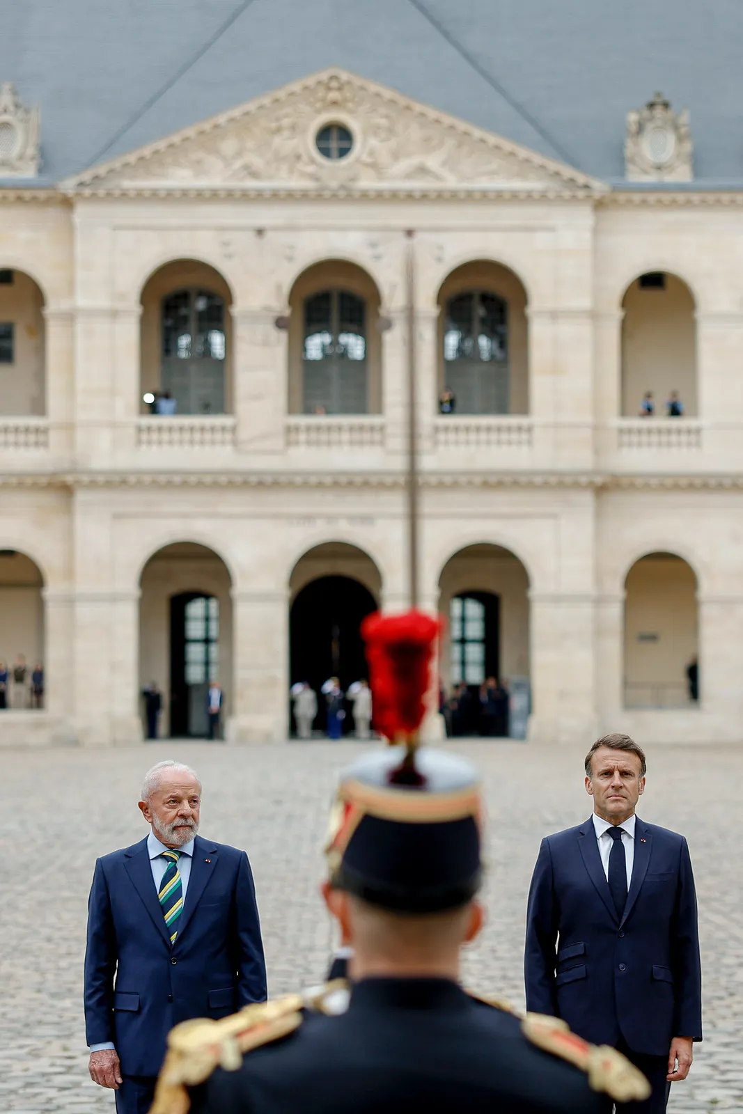 Lula e Emmanuel Macron na cerimônia oficial de boas-vindas na Esplanada dos Inválidos, em Paris, em 5 de junho de 2025.