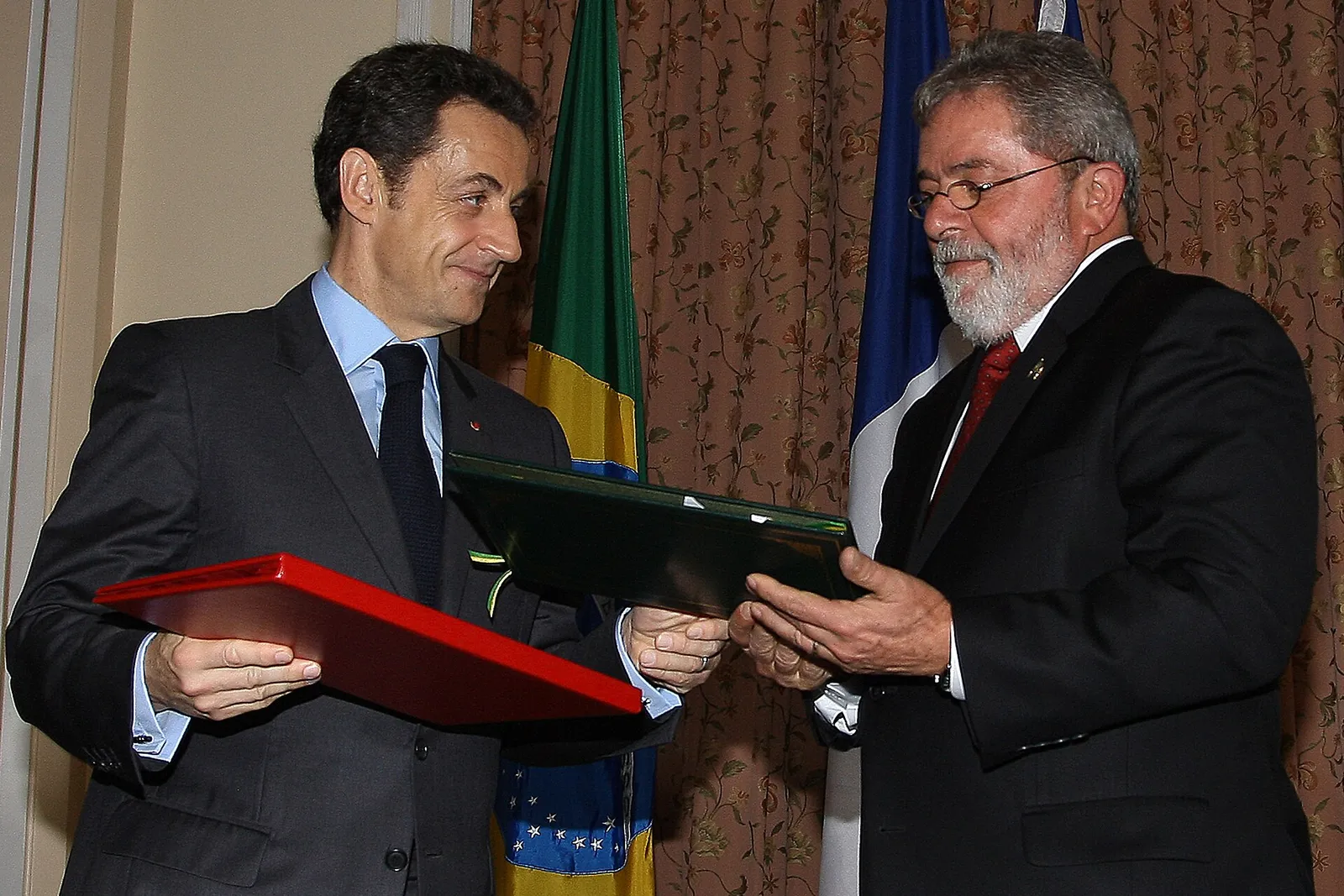 Nicolas Sarkozy e Lula na assinatura de acordo na área de defesa que prevê a construção de helicópteros militares e submarinos, em 23 de dezembro de 2008.
