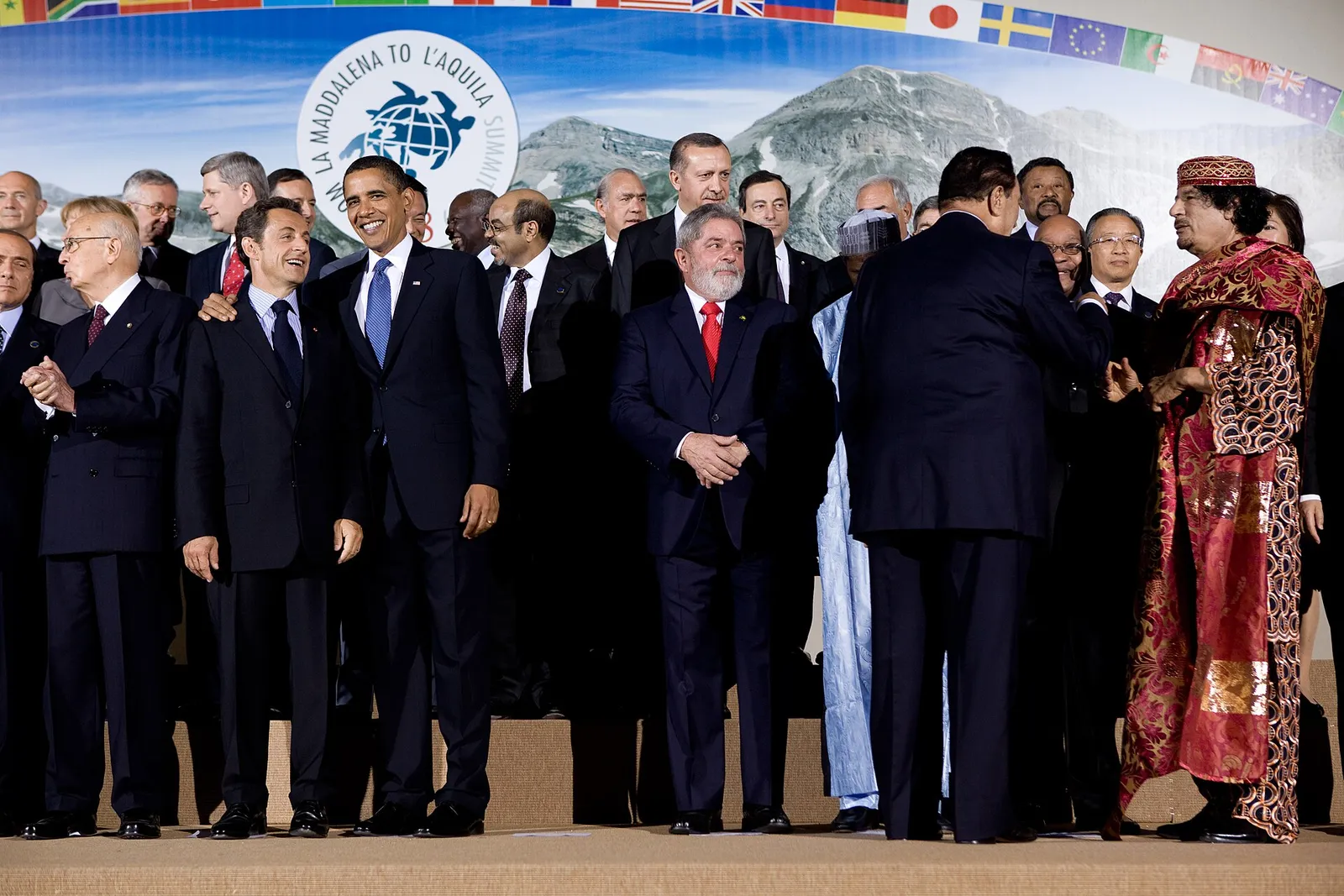 Foto de família da cúpula do G8 em L'Aquila, Itália, em 9 de julho de 2009.