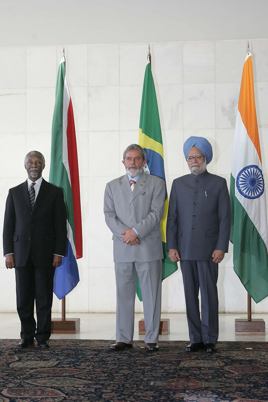 Lula entre Thabo Mbeki e Manmohan Singh na primeira Cúpula do IBAS, no Palácio do Itamaraty, em Brasília, em 13 de setembro de 2006.