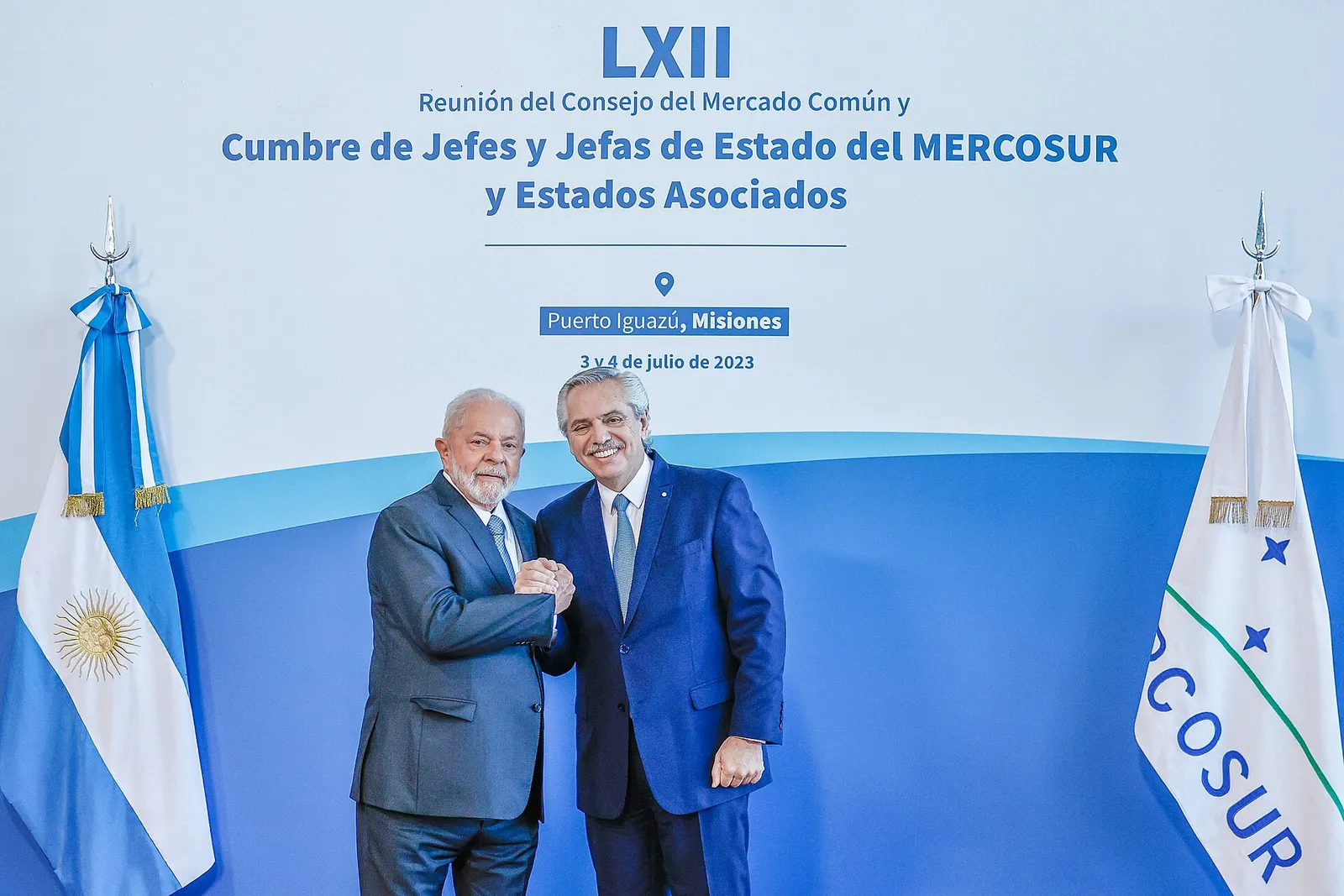 Lula nos cumprimentos de Alberto Fernández aos chefes de delegação da Cúpula do Mercosul, em Puerto Iguazú, Argentina, em 4 de julho de 2023.
