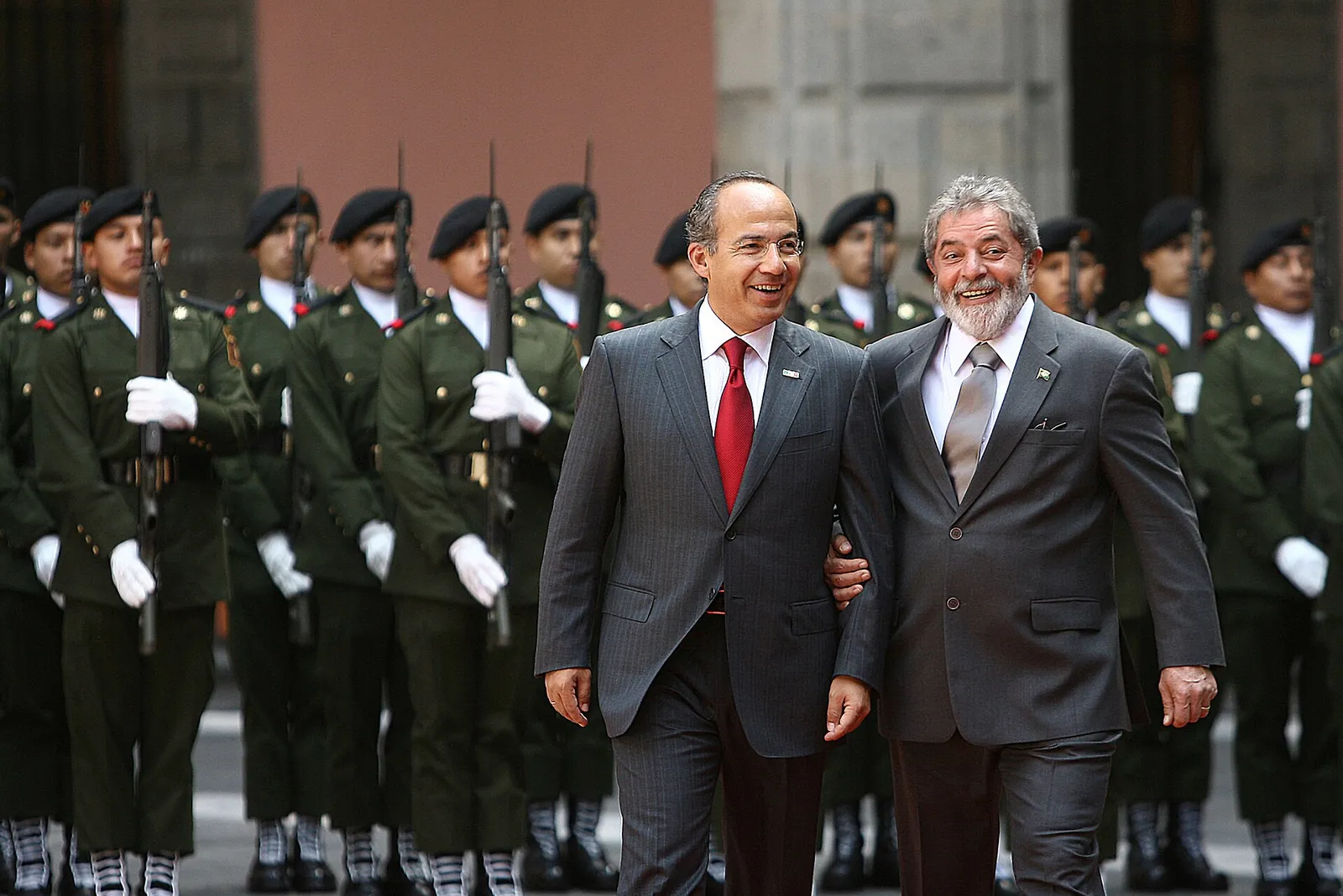 Felipe Calderón e Lula em cerimônia oficial na Cidade do México, em 6 de agosto de 2007.