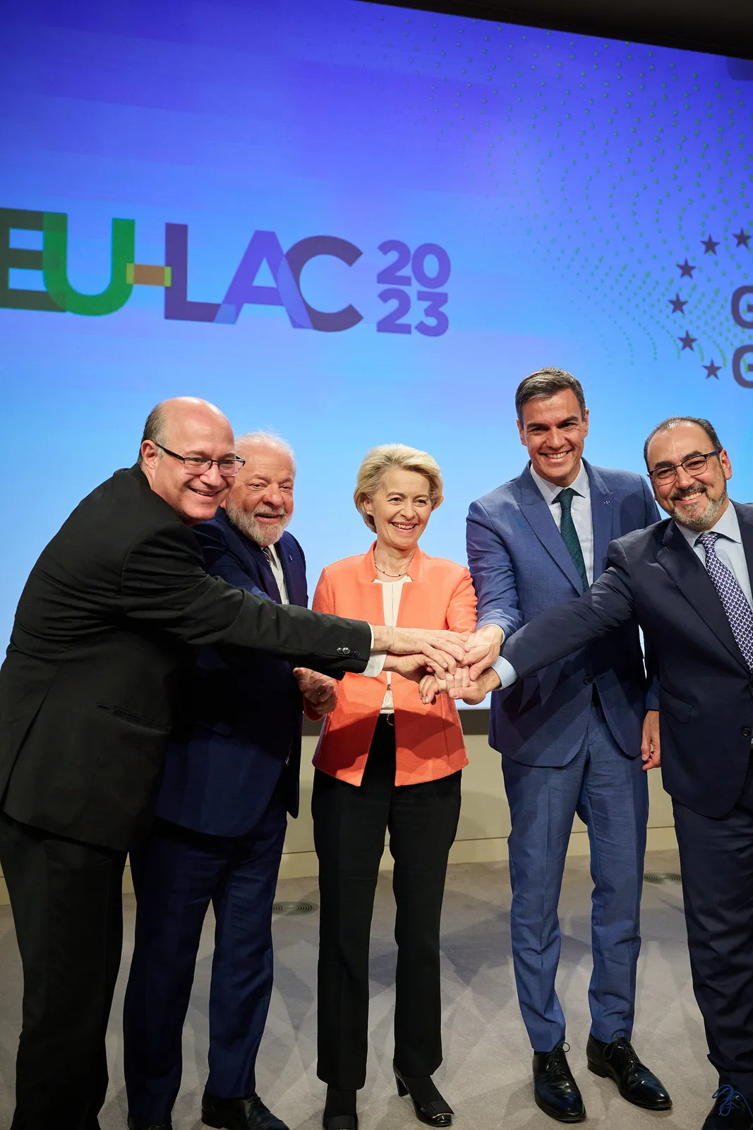 Ilan Goldfajn, Lula, Ursula von der Leyen, Pedro Sánchez e Sergio Díaz-Granados na Cúpula UE-CELAC, em 17 de julho de 2023.