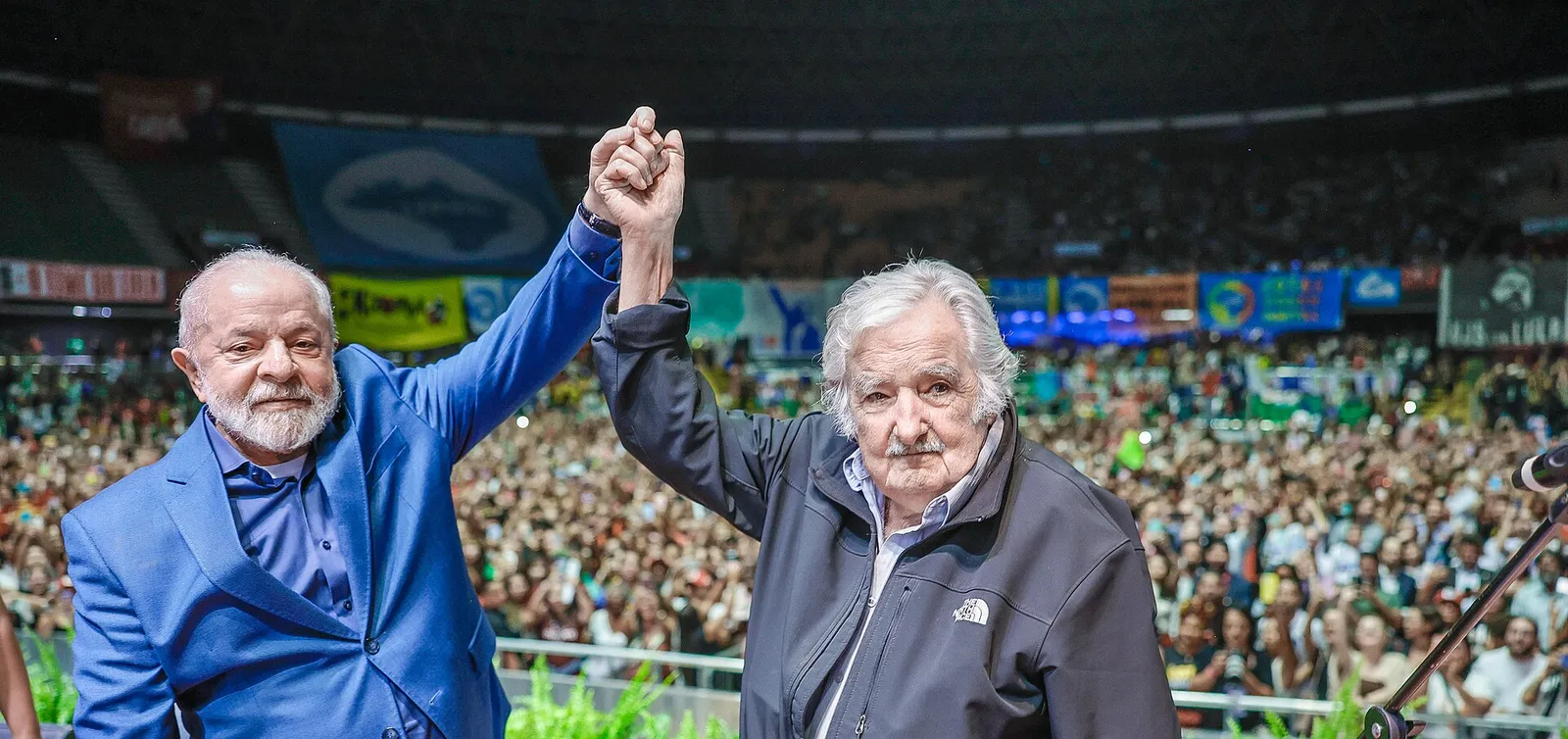 Lula e o ex-presidente do Uruguai José Mujica no 59º Congresso da UNE, em Brasília, em 13 de julho de 2023.