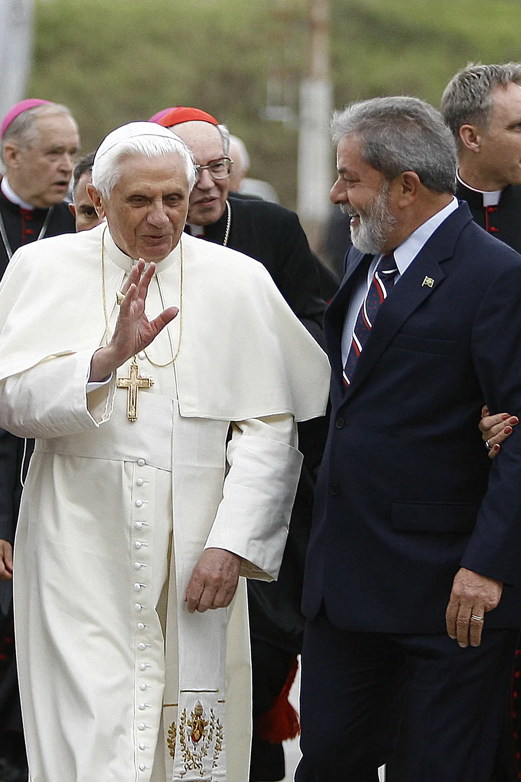 Bento XVI chega a São Paulo e é recebido por Lula, em 9 de maio de 2007.