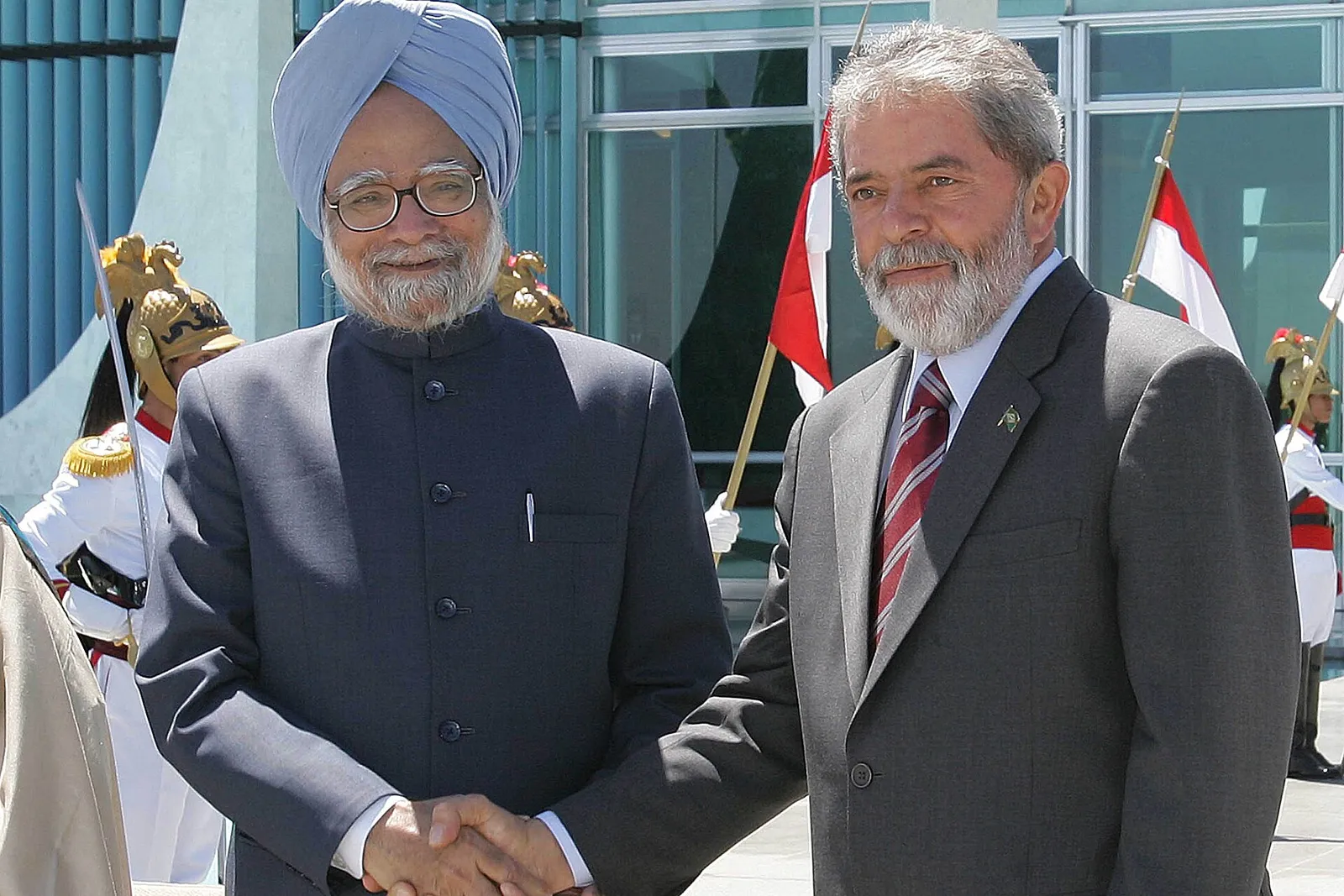 Lula cumprimenta o primeiro-ministro da Índia, Manmohan Singh, em Brasília, em 12 de setembro de 2006 (foto da semana anterior; não mostra o discurso na ONU).