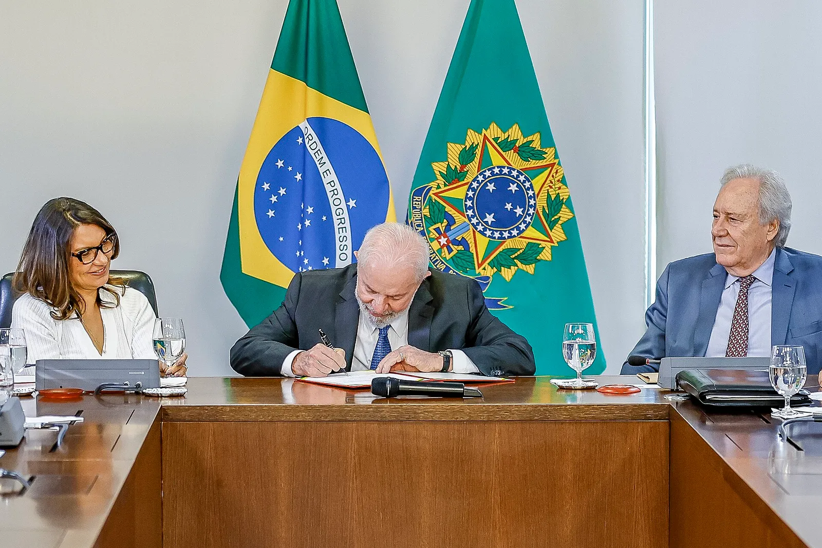 Presidente da República, Luiz Inácio Lula da Silva, durante a sanção do Projeto de Lei nº 1822/2019, que altera a Lei Maria da Penha (Lei nº 11.340/2006), no Palácio do Planalto. A alteração determina o sigilo do nome da ofendida nos processos em que se apuram crimes praticados no contexto de violência doméstica e familiar contra a mulher. Brasília - DF.
