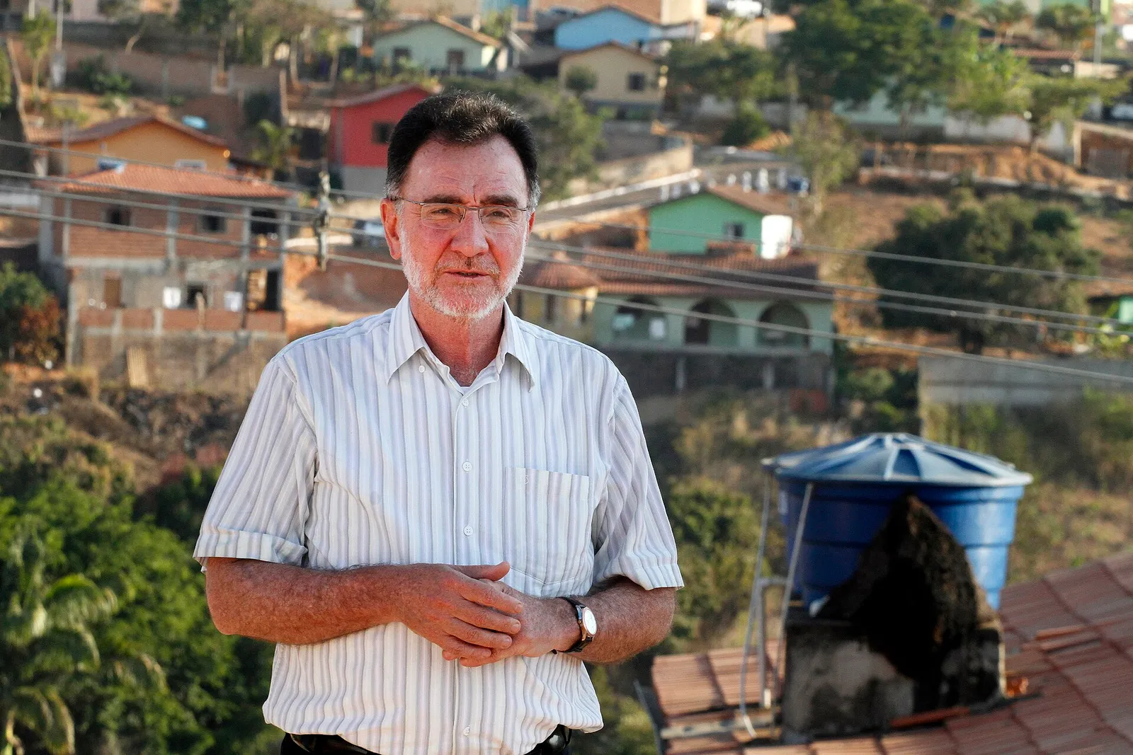 Patrus Ananias, ex-ministro do Desenvolvimento Social e Combate à Fome, em Novo Cruzeiro (MG), em 5 de setembro de 2010, em reportagem sobre beneficiárias do Programa Bolsa Família (imagem do programa reconhecido; não mostra o reconhecimento do Banco Mundial).
