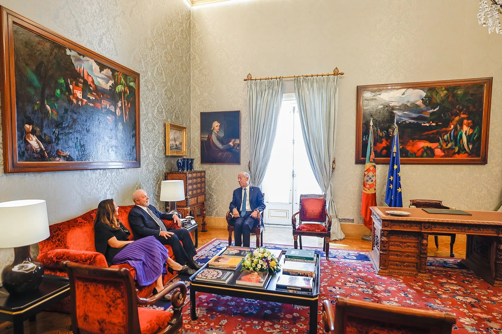 Lula e Janja em encontro restrito com o presidente de Portugal, Marcelo Rebelo de Sousa, no Palácio de Belém, em Lisboa, em 22 de abril de 2023, data do alvará do Grande-Colar da Ordem de Camões (a foto não mostra a condecoração).