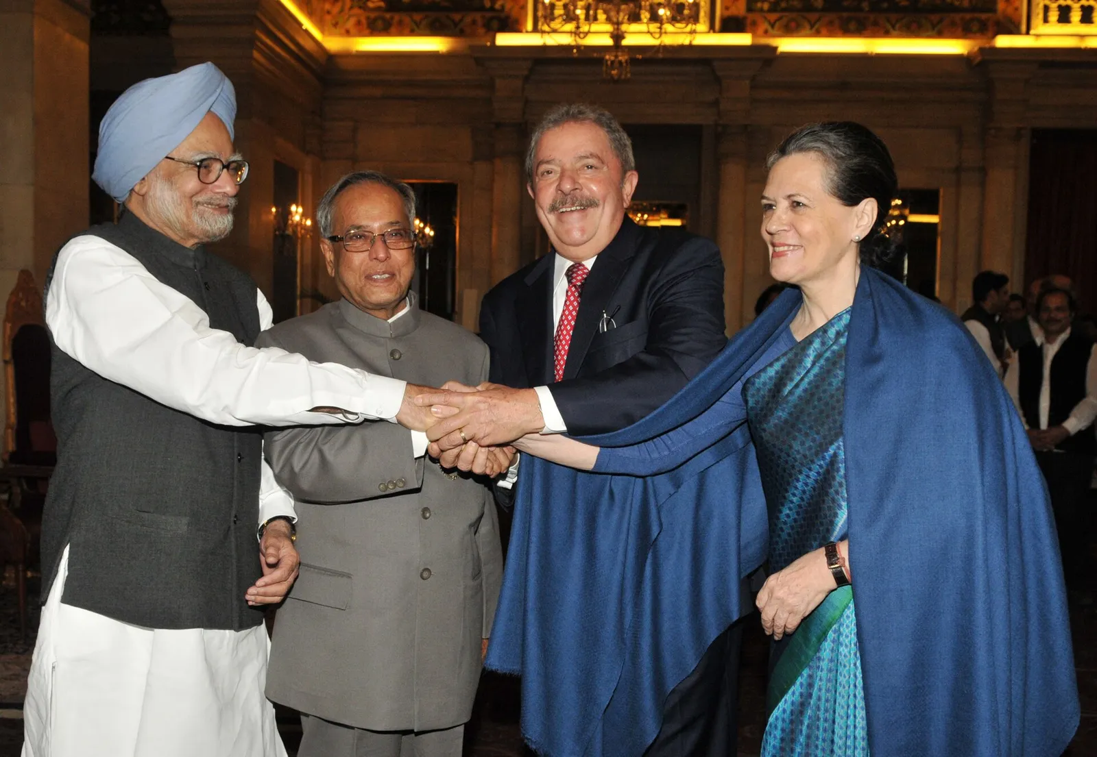 Lula, vencedor do Prêmio Indira Gandhi para a Paz, o Desarmamento e o Desenvolvimento, com Pranab Mukherjee, Manmohan Singh e Sonia Gandhi no Rashtrapati Bhavan, em Nova Délhi, em 22 de novembro de 2012.