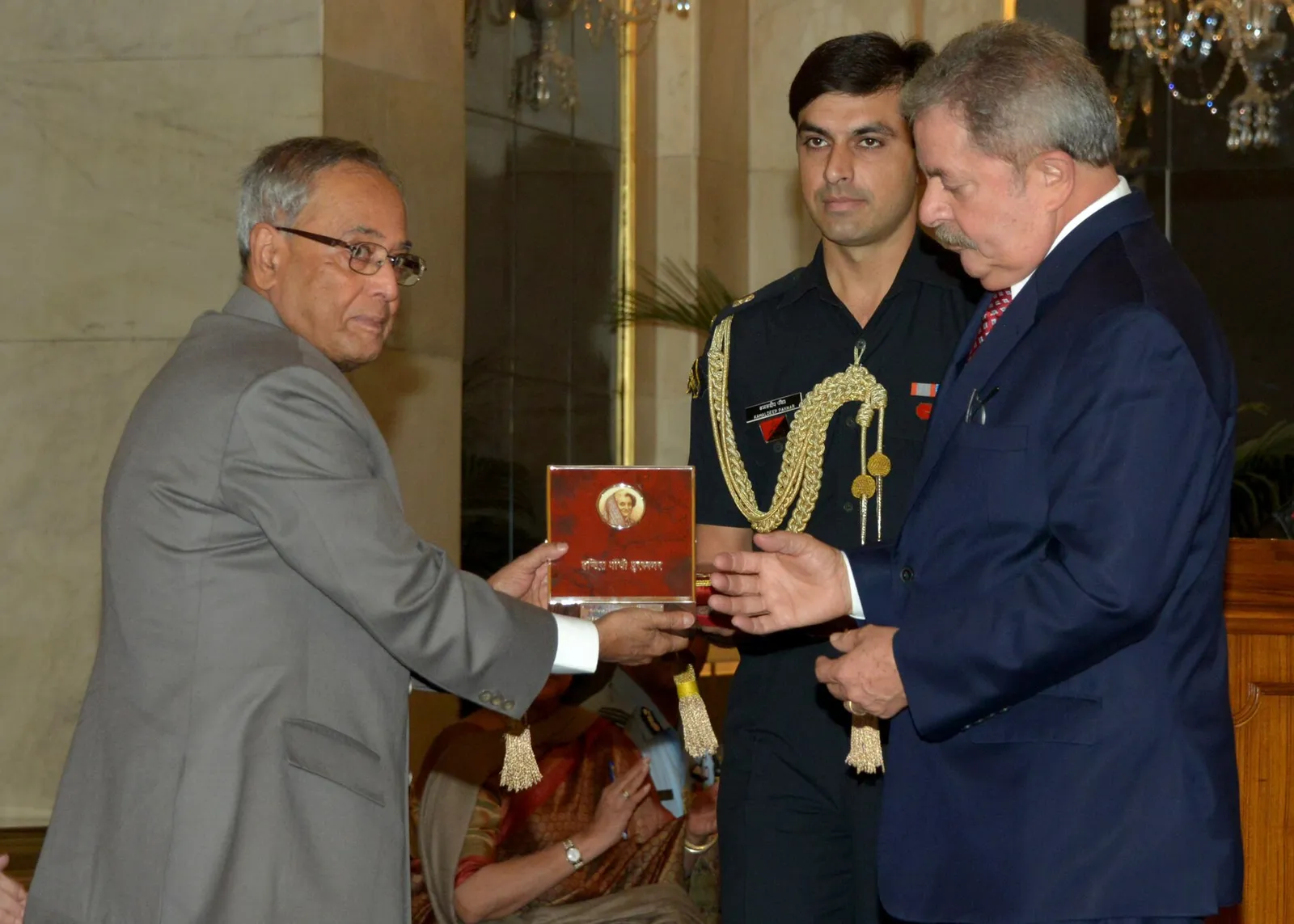 O presidente da Índia, Pranab Mukherjee, entrega a Lula o Prêmio Indira Gandhi para a Paz, o Desarmamento e o Desenvolvimento, no Rashtrapati Bhavan, em Nova Délhi, em 22 de novembro de 2012.
