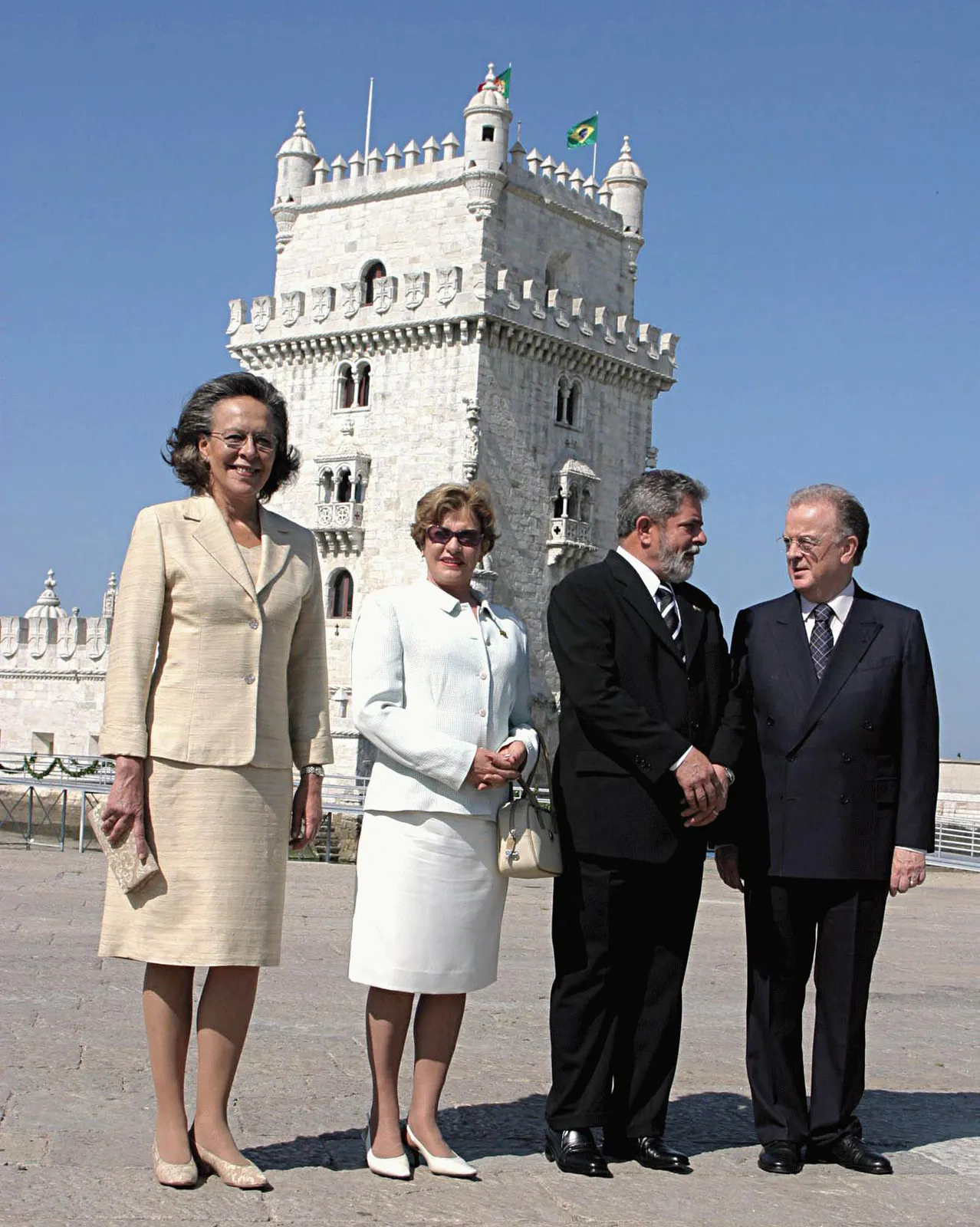 Lula e o presidente de Portugal, Jorge Sampaio, com as esposas, diante da Torre de Belém, em Lisboa, em 10 de julho de 2003, dia em que Sampaio impôs a Lula o Grande-Colar da Ordem da Liberdade (a foto não mostra a condecoração).