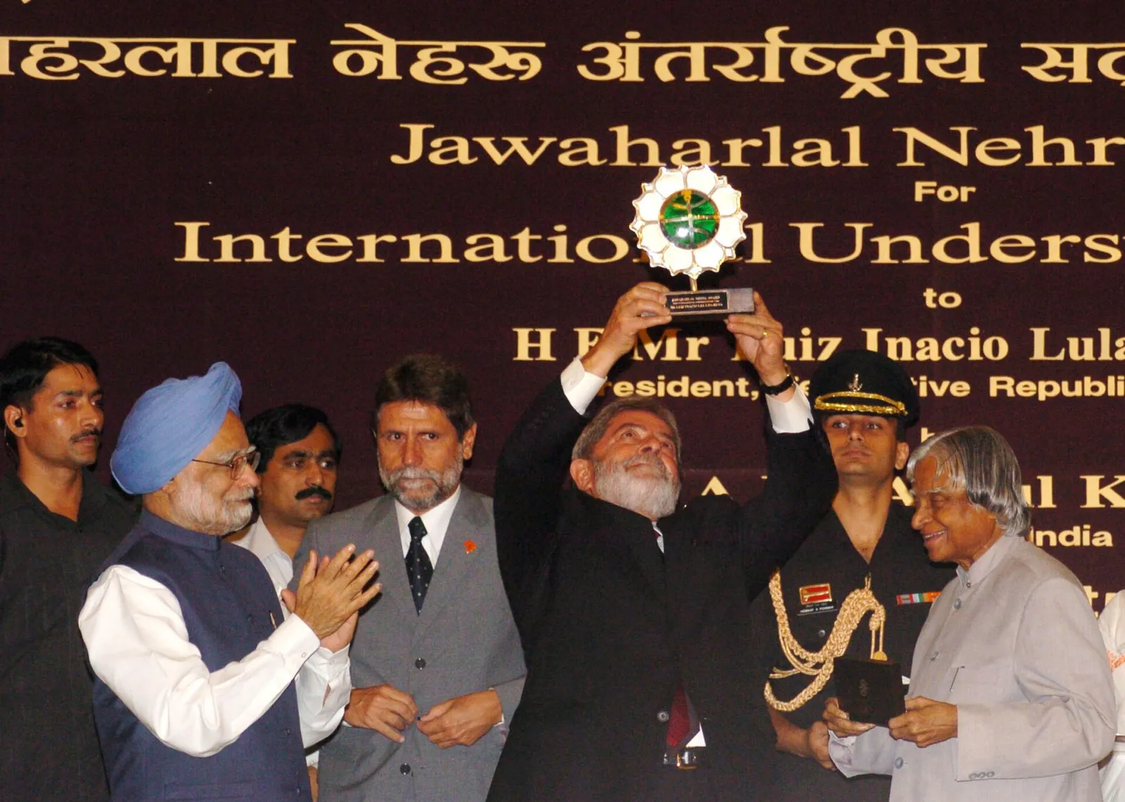 Entrega do Prêmio Jawaharlal Nehru para o Entendimento Internacional de 2006 a Lula pelo presidente da Índia, A.P.J. Abdul Kalam, em Nova Délhi, em 4 de junho de 2007. O primeiro-ministro Manmohan Singh aparece na foto.