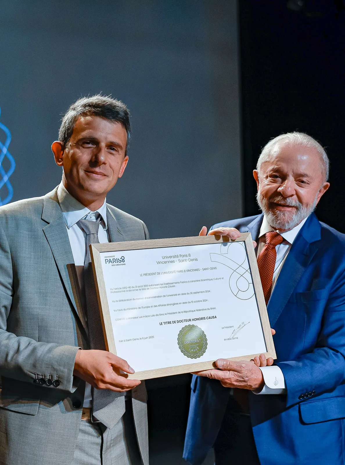O presidente da Universidade Paris 8, Arnold Laimé, e Lula na cerimônia de outorga do título de doutor honoris causa, em Paris, em 6 de junho de 2025.