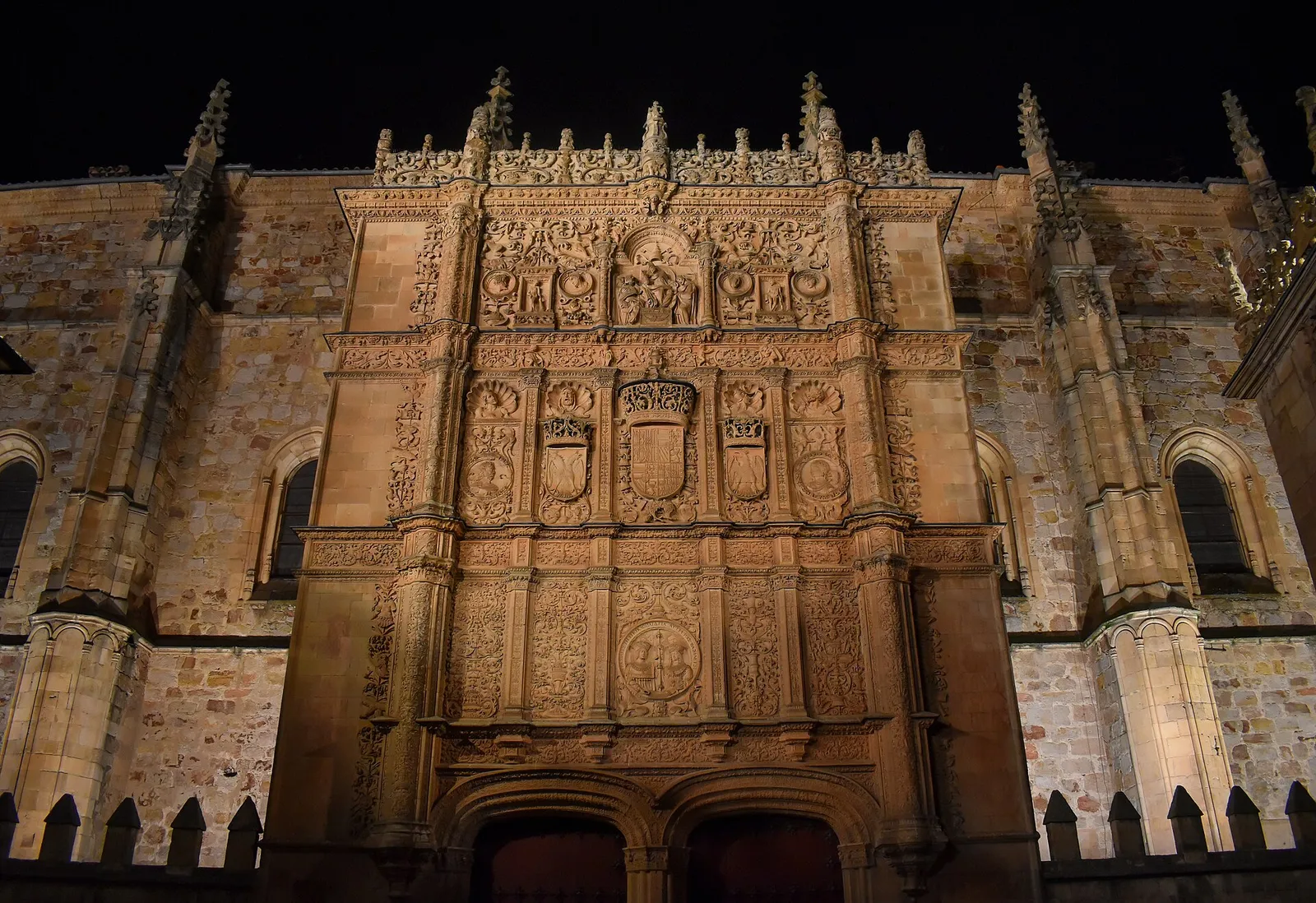 Fachada das Escuelas Mayores da Universidade de Salamanca, edifício do século XVI (imagem ilustrativa da instituição concedente; não mostra a cerimônia).