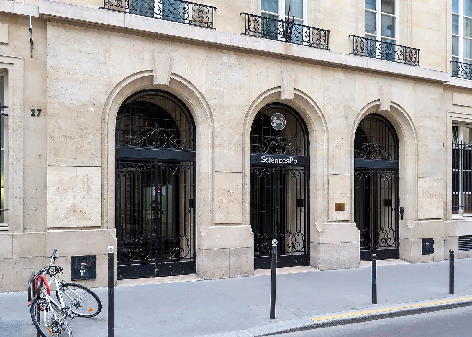 Prédio da Sciences Po (IEP de Paris), na rue Saint-Guillaume, 27, em Paris (imagem ilustrativa da instituição concedente; não mostra a cerimônia).