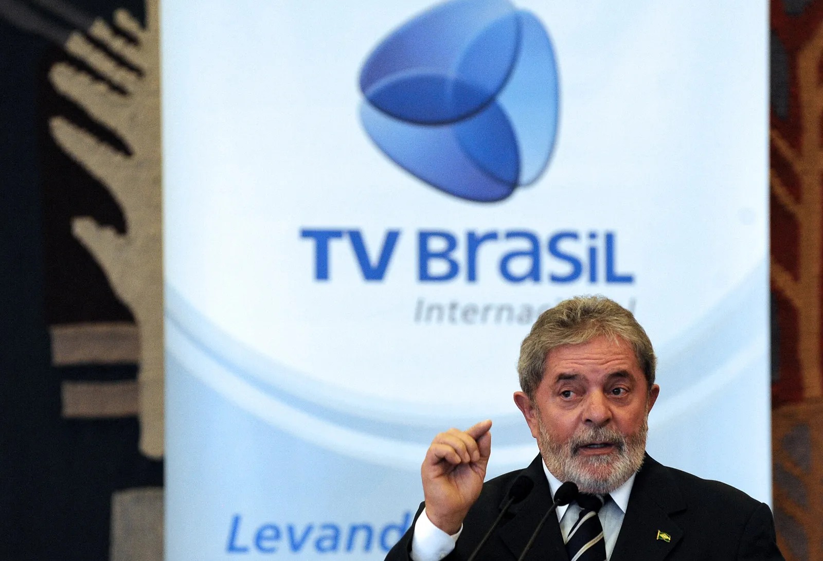 Lula no lançamento da TV Brasil Internacional, em 24 de maio de 2010 (foto do mesmo ano da lista da TIME; não tem relação com a publicação).