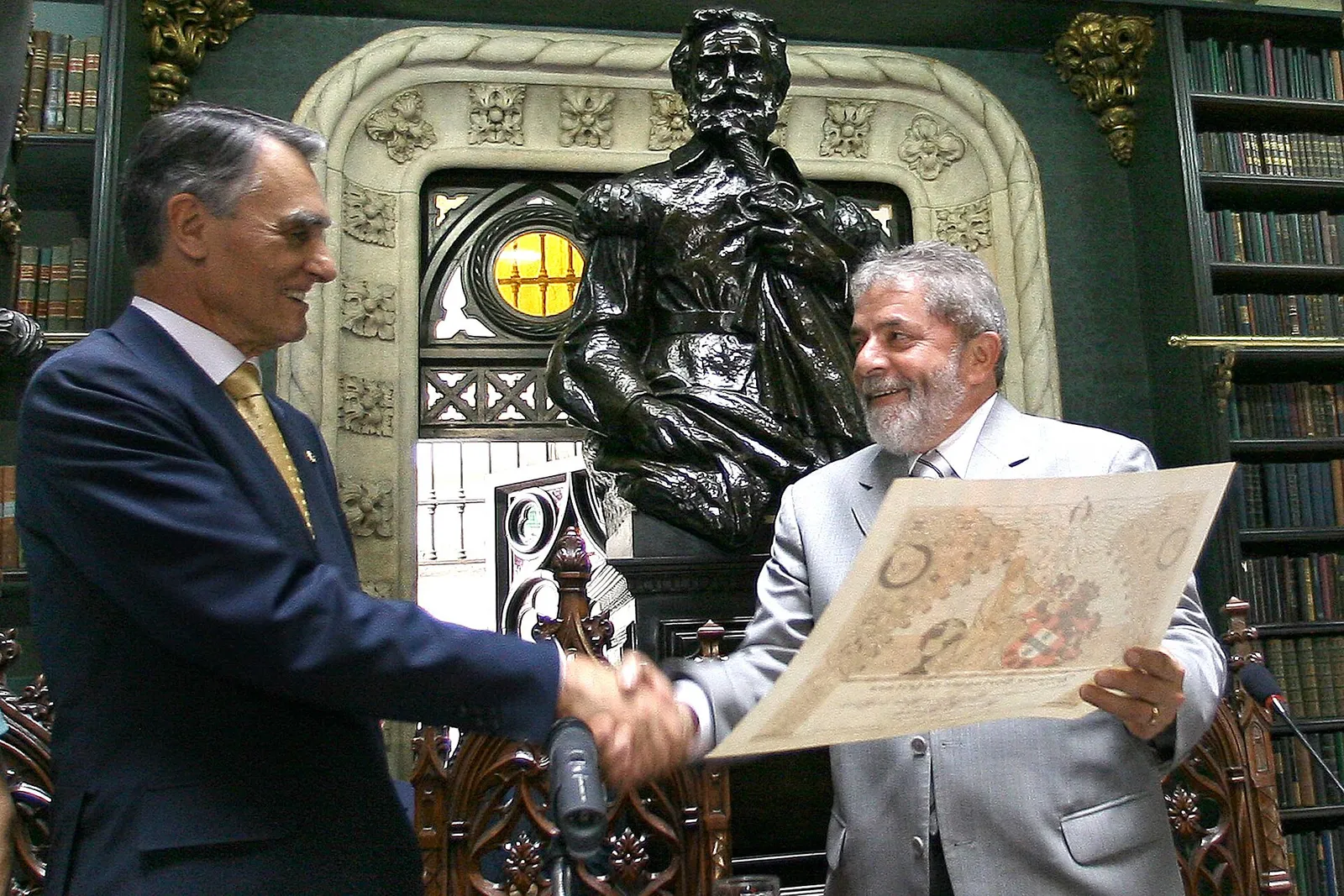 Lula é cumprimentado pelo presidente de Portugal, Aníbal Cavaco Silva, ao receber o Laurel de Gratidão no Real Gabinete Português de Leitura, em 8 de março de 2008, durante a visita de Cavaco Silva ao Brasil em que Lula foi agraciado com a Ordem da Torre e Espada (a foto não mostra essa condecoração).