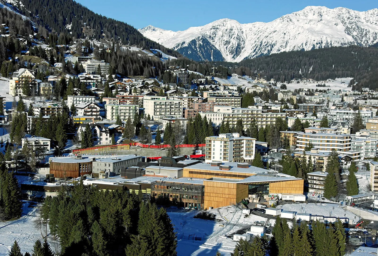 Vista aérea de Davos, em 17 de janeiro de 2011, antes da reunião anual do Fórum Econômico Mundial (imagem ilustrativa da instituição concedente; não mostra a entrega do prêmio).